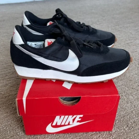 Nike Women's Daybreak Sneakers, New with Box - Picture 2 of 7